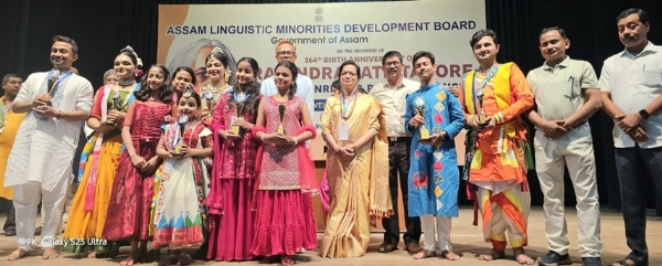 রবীন্দ্র সংগীত ও নৃত্য প্রতিযোগিতায় বিজয়ীদের সঙ্গে বিশিষ্টজনেরা
