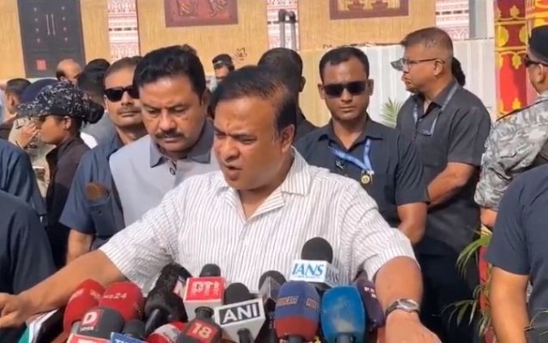 সাংবাদিকদের সঙ্গে কথা বলছেন অসমের মুখ্যমন্ত্রী হিমন্তবিশ্ব শর্মা
