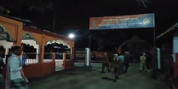 সন্ত্রাসীযোগ! বিলাসিপাড়ায় পুলিশের জালে আটক ডজনের বেশি সাইবার অপরাধী