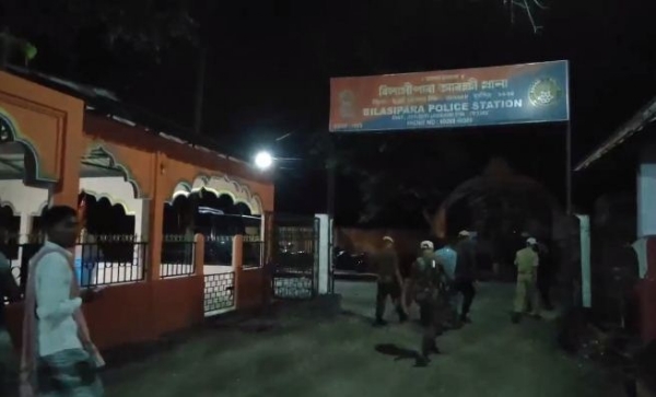 রাতে বিলাসিপাড়া থানায় নিয়ে আসা হয়েছে তিন মহিলা সহ ডজনের বেশি সাইবার অপরাধী