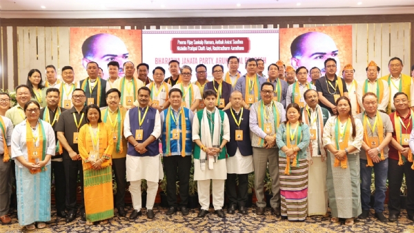 অরুণাচল প্রদেশের মুখমন্ত্ৰী সহ বিধায়কদের সঙ্গে   কেন্দ্রীয় মন্ত্রী জ্যোতিরাদিত্য সিন্ধিয়া, সঙ্গে রয়েছেন অসমের মন্ত্রী অশোক সিংঘল