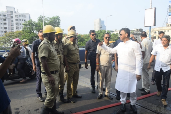 মেয়র ফিরহাদ হাকিম অগ্নিকাণ্ডের ঘটনায় অকুস্থলেই তদারকিতে ব্যস্ত