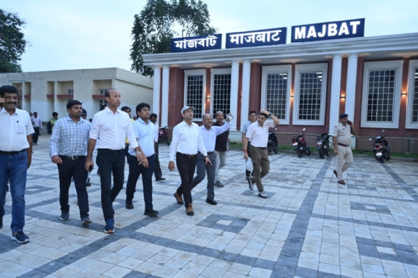 মাজবাট স্টেশনের পুনৰ্বিকাশকার্যের পর্যালোচনা জিএম-এর
