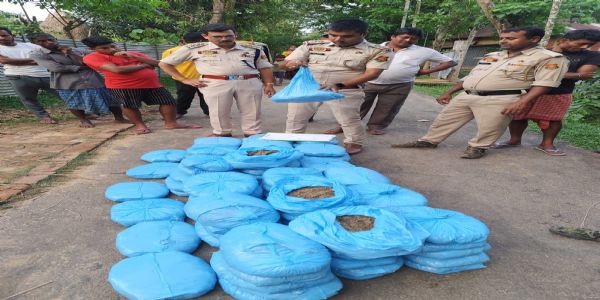 অটো থেকে ৯৬ কেজি গাঁজা উদ্ধার করল পি আর বাড়ি থানার পুলিশ