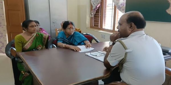 গৃহবধূর রহস্যজনক মৃত্যু, থানায় ডেপুটেশন নারী সমিতির