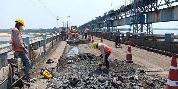 দুর্গাপুর ব্যারাজ সেতুর সংস্কার শুরু, বিকল্প পথে ছোট গাড়ি, বাস চলছে সেতুর ওপরেই