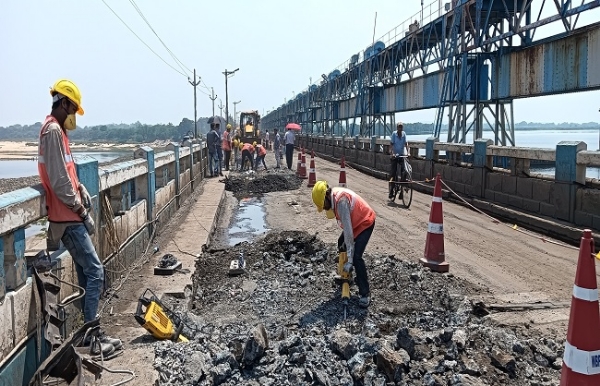 জল্পনার অবসান, বিকল্প সড়কে ছোটো যানবাহন দুর্গাপুর ব্যারেজ সেতু সংস্কার শুরু হল, সেতুর ওপর দিয়েই যাত্রীবাহি বাস