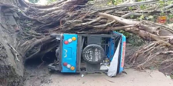 ঝড়ে বিধ্বস্ত বৈরামপুর; বাড়িঘর ভেঙে পড়েছে, চাষেরও ব্যাপক ক্ষতি