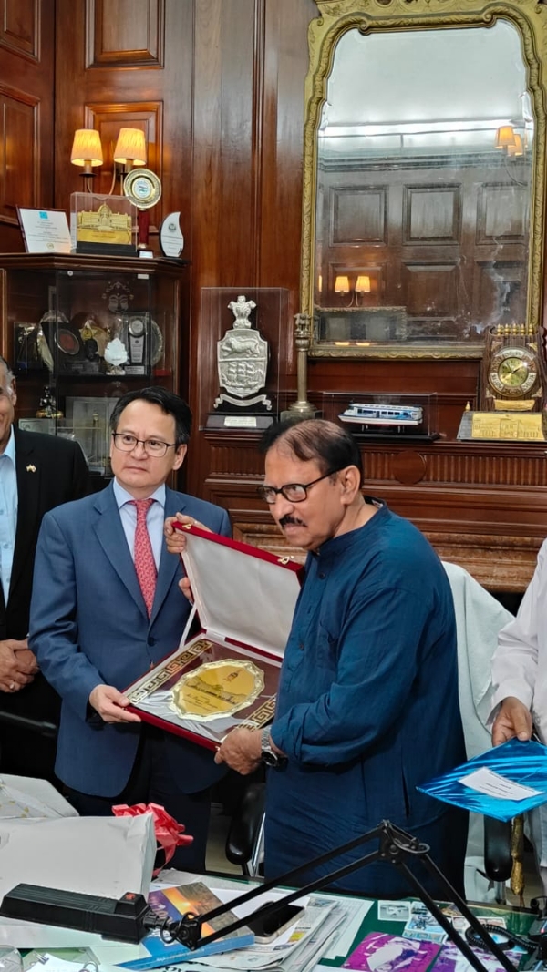 বিধানসভায় অধ্যক্ষের চেম্বারে মঙ্গোলিয়ার রাষ্ট্রদূত