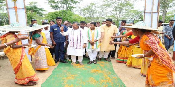 দুর্গাবাড়িতে নতুন চা বিক্রয় কেন্দ্রের উদ্বোধন করলেন কৃষিমন্ত্রী