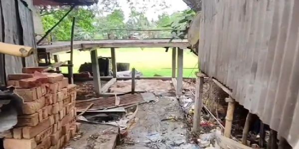 যশোর রোডের পাশে সরকারি জমি দখল করে নির্মাণের অভিযোগ, দুই ব্যবসায়ীকে পঞ্চায়েতের নোটিশ