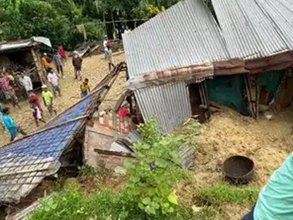 গুয়াহাটিতে বসতঘরের ওপর ধস