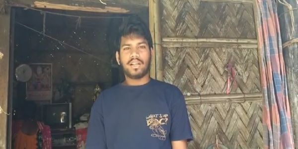 দাঁড়িয়ে পরীক্ষা দিয়ে উচ্চ মাধ্যমিকে প্রথম বিভাগে পাশ