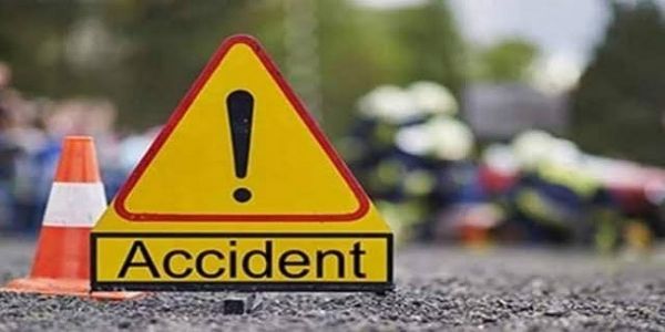 গাছে ধাক্কা মেরে উল্টে গেল গাড়ি, নিহত ৪, আহত ২
