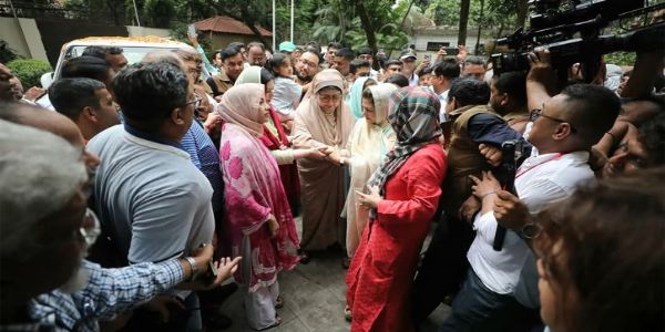 খালেদা জিয়া এখন অনেকটাই সুস্থ, ফিরলেন ঢাকার বাড়িতে