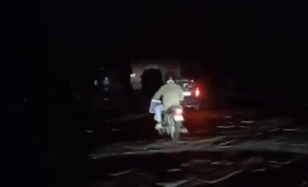 রাতের আকাশে বিস্ফোরণের শব্দ, সীমান্তের শহরে সম্পূর্ণ ব্ল্যাক আউট