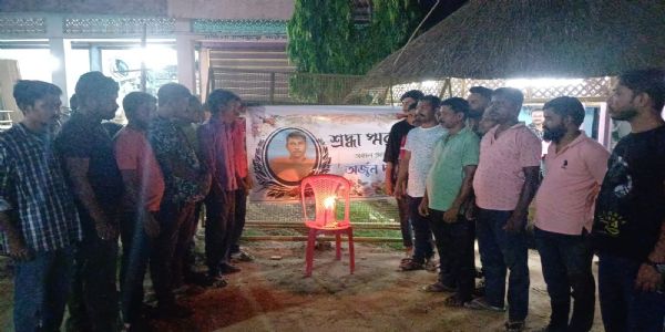 প্রয়াত রংমিস্ত্রি অর্জুন দাসকে শ্রদ্ধাঞ্জলি সহকর্মীদের