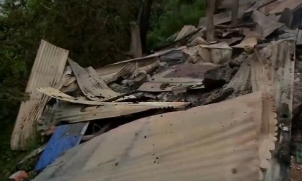 পাক হামলায় ক্ষতিগ্রস্ত ঘর-বাড়ি, সারারাত আতঙ্কে কাটালেন সীমান্তের বাসিন্দারা