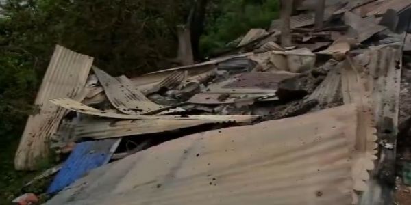 পাক হামলায় ক্ষতিগ্রস্ত ঘর-বাড়ি, সারারাত আতঙ্কে কাটালেন সীমান্তের বাসিন্দারা