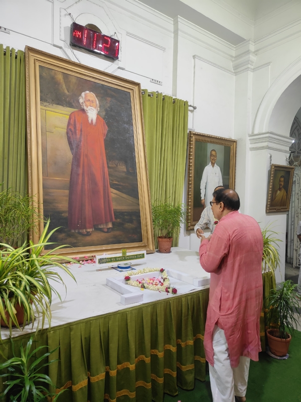 বিধানসভার লবিতে অনাড়ম্বর অনুষ্ঠানে শ্রদ্ধার্ঘ্য