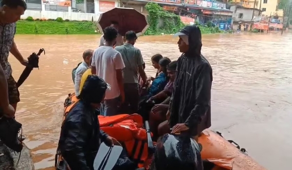চলছে উদ্ধার অভিযান