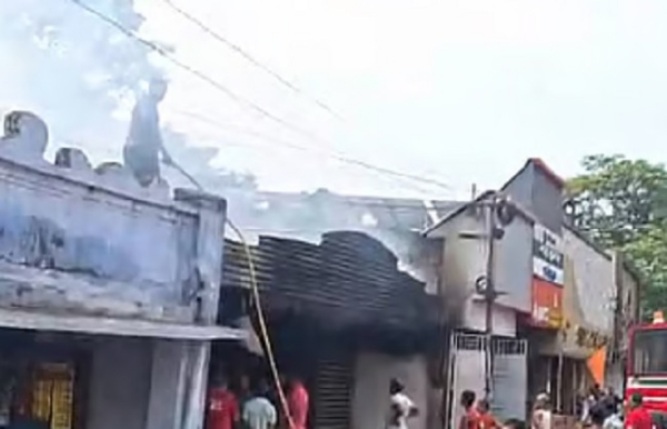 খড়গপুরে বিধ্বংসী আগুন, ভস্মীভূত একটি দোকান