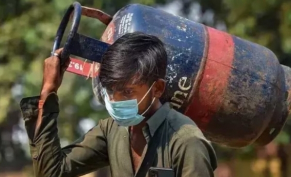 নববর্ষের শুরুতেই স্বস্তি! একধাক্কায় অনেকটাই দাম কমেছে বাণিজ্যিক সিলিন্ডারের