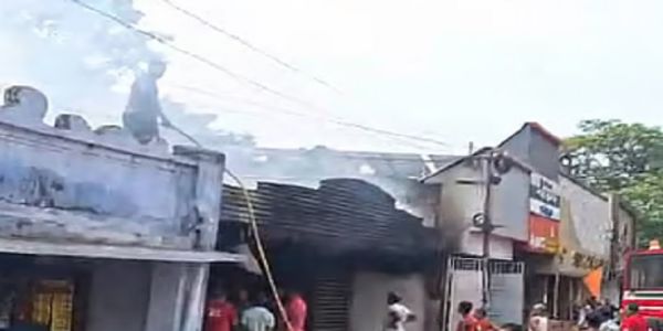 খড়গপুরে বিধ্বংসী আগুন, ভস্মীভূত একটি দোকান