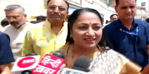 মা গঙ্গার আশীর্বাদ নিয়ে যমুনা পরিষ্কারের অঙ্গীকার রেখা গুপ্তার