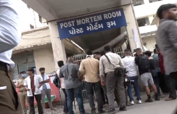 হাসপাতালের মর্গের বাইরে ভিড়-হাহাকার