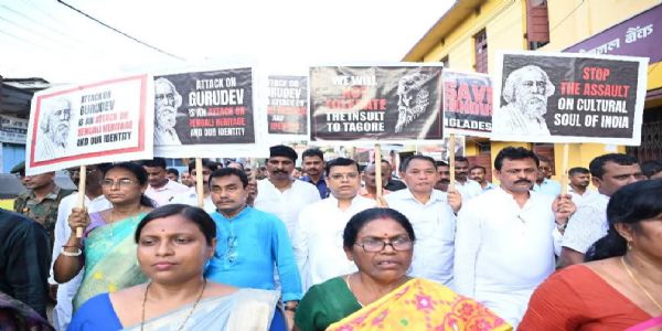 ওপারে কবিগুরুর পৈত্রিক বাড়ি আক্রান্ত, মুহুরীঘাট চেকপোস্টের সামনে বিজেপির বিক্ষোভ