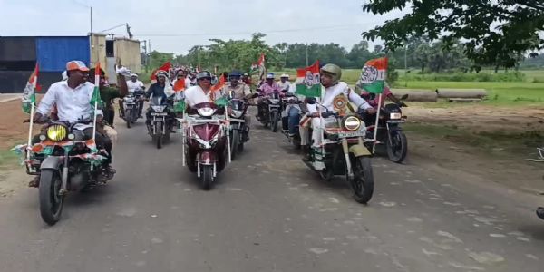 রাস্তাজুড়ে তৃণমূলের বাইক র‍্যালি, জনসভা! আউশগ্রামে যানজটে চরম ভোগান্তিতে সাধারণ মানুষ