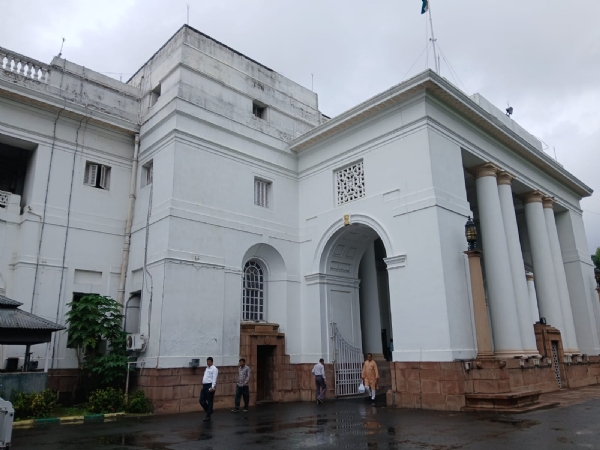 বৃষ্টি বিঘ্নিত পরিবেশেই বিধানসভার সপ্তম দিনের অধিবেশন