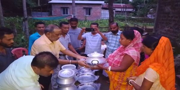 দুধপাতিলে সংঘটিত অগ্নিকাণ্ডে ক্ষতিগ্রস্ত পরিবারকে সহায়ক-সামগ্রী তাপসের