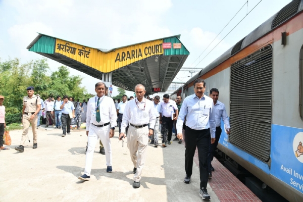 স্পিড ট্রায়াল সহ আরারিয়া-গলগলিয়া নতুন ব্রডগেজ লাইন প্রকল্প পরিদর্শন এনএফ রেলের জিএম (নির্মাণ) অরুণ কুমারের