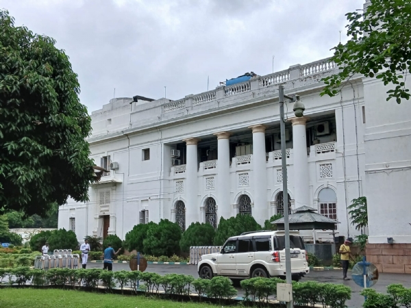 বিধানসভার বর্ষাকালীন অধিবেশনের দশম দিনে ও বিতর্ক