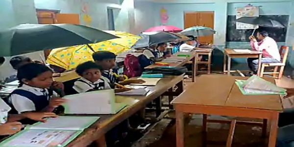 পান্ডুয়া প্রাথমিক বিদ্যালয়ের বেহাল দশা,  ছাদ থেকে পড়ছে জল, ছাতা নিয়ে চলছে ক্লাস