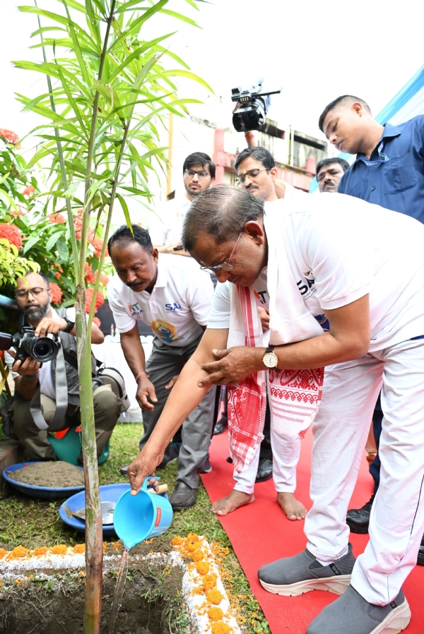 সাই-এর আঞ্চলিক কেন্দ্র চত্বরে গাছের চারা রোপণ করেছেন রাজ্যপাল