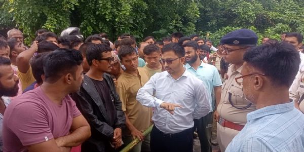 বনদুয়ারে সড়ক অবরোধ বেআইনি দখলদারদের