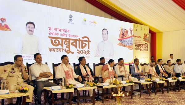 পাণ্ডুর জাহাজঘাটে অম্বুবাচি মহাযোগের উদ্বোধন মঞ্চে মন্ত্রী রঞ্জিত দাস সহ বিশিষ্টজনেরা