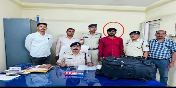 রায়পুর স্টেশন থেকে ১০ কেজি গাঁজা সহ পাচারকারী গ্রেফতার