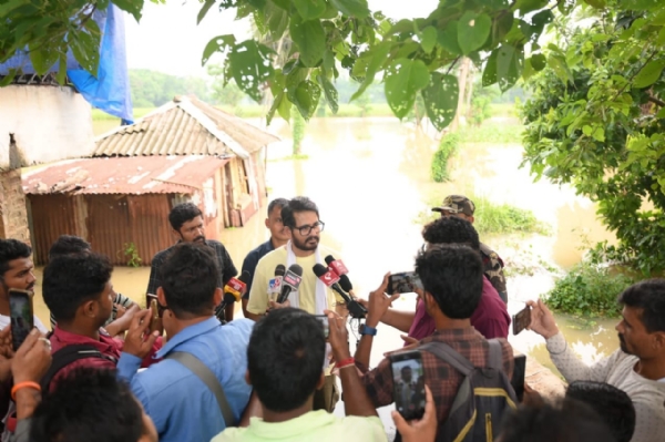ঘাটাল এলাকায় জলমগ্ন পরিস্থিতিতে বিধায়ক হিরণ চট্টোপাধ্যায়