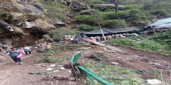 যমুনোত্রীধাম যাত্রাপথে ধস, ধ্বংসস্তুপে চাপা পড়েছেন তীর্থযাত্রীরা