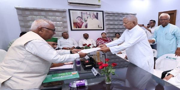 আরজেডির সর্বভারতীয় সভাপতি পদের জন্য মনোনয়নপত্র দাখিল লালুপ্রসাদ-এর
