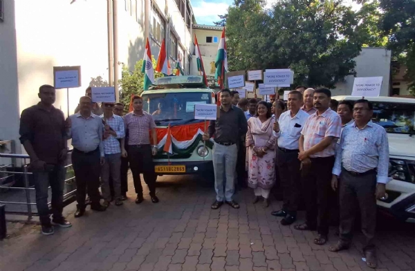 অন্য আধিকারিকদের সঙ্গে শোভাযাত্রার সূচনা করছেন কাছাড়ের ডিসি মৃদুল যাদব
