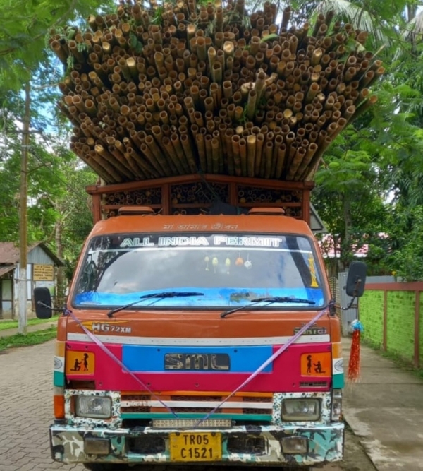 লোয়াইর‌পোয়ায় জনতার হাতে আটক চোরাই বাঁশ বোঝাই ট্রাক