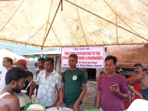 ডিটেকছড়ায় আটকে পড়া রেলযাত্রী ও ট্রাক চালকদের খাবারের ব্যবস্থা ইএম আমেন্দু হোজাইয়ের 