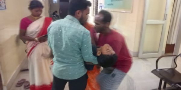 ইকো গাড়ির ধাক্কায় গুরুতর আহত নাবালক