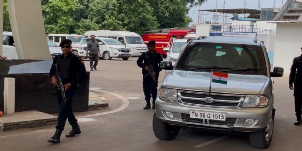 হাসপাতালে স্ত্রীকে দেখতে কোয়েম্বাটোরে কেন্দ্রীয় প্রতিরক্ষামন্ত্রী রাজনাথ সিং