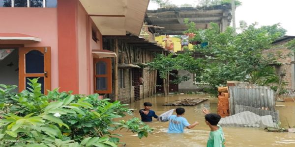 পাথারকান্দির বন্যা-পরিস্থিতির কিছুটা উন্নতি, জলে ভাসছে নিচু এলাকা, অন্ধকারে ডুবে একাংশ
